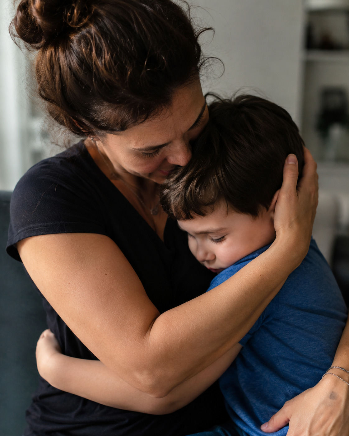 Madre abrazando con ternura a su hijo dentro del espectro autista