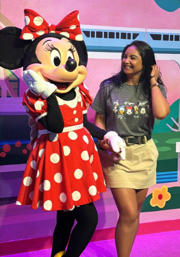 Patricia con Minnie Mouse en Disney World